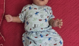 Xót xa em bé không mở được mắt vì 2 mí dính chặt: 'Nhìn con ê a cười, chân tay quờ quạng mà thương cháy ruột gan'