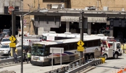 Mỹ: Va chạm xe buýt tại hầm New York, 32 người bị thương