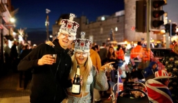 Không khí trước giờ G đám cưới hoàng gia Anh: Người dân 'xếp chỗ' từ sớm mong diện kiến Hoàng tử Harry và tân nương