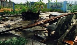 Ngồi chơi điện thoại dưới hiên nhà, 2 thanh niên bị sét đánh thương vong