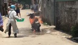 Hưng Yên: Xe máy đang đi thì bốc cháy ngùn ngụt, chủ xe dội nước để dập lửa gây tranh cãi