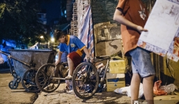Chuyện 3 anh em nhặt rác kiếm cơm phụ mẹ khi Hà Nội lên đèn: 'Mẹ đi hò ve chai, còn tụi em ăn no rồi mới đi làm'