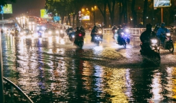 Khu vực sân bay Tân Sơn Nhất ngập nặng sau mưa lớn, hành khách 'vượt sông' ra phi trường