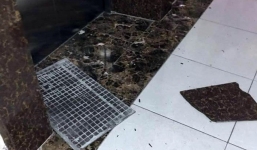 Gạch ốp cửa thang máy chung cư bất ngờ rơi trúng đầu hai bé trai