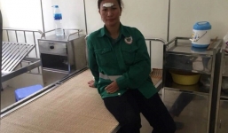 Nữ công nhân môi trường bị 4 thanh niên hành hung nhập viện khi dọn ghế trời mưa