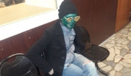 Sơn mặt màu xanh để che giấu nhân dạng, tên trộm bị bắt ngay tại trận vì quá nổi bật