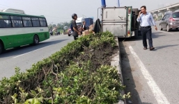 Xe tải lật nhào trên Xa lộ Hà Nội, cày nát dải phân cách