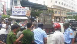 Phó chủ tịch phường 'tha' cho tài xế ô tô đậu xe trên vỉa hè vì vợ sinh em bé