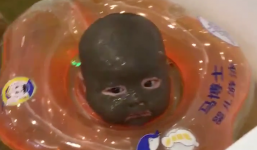 Trung Quốc: Bà mẹ trẻ 'đắp mặt nạ' kín cả đầu con nhận nhiều chỉ trích từ cư dân mạng