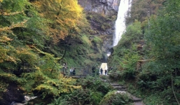 Bé gái 3 tuổi may mắn sống sót khi ngã từ thác nước cao 45m