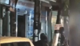 Clip con đuổi đánh cha giữa đường mặc kệ mẹ già khóc lóc, van xin gây tranh cãi