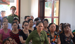 Người nhà 9 nạn nhân tử vong do chạy thận nghẹn ngào trước tòa: “Bác sĩ Lương không có tội, chúng tôi mong tòa tuyên ông ấy vô tội”