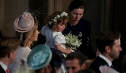 Phù dâu nhí bật khóc trong đám cưới hoàng gia gây sốt trên mạng và thân thế ít ai biết