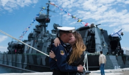 7 ngày qua ảnh: Thủy thủ Nga hôn bạn gái thắm thiết trên bến cảng