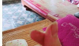 Nhìn chiếc giường mẹ chồng kê sát giường cưới vợ chồng son, bao người thắc mắc: Họ đã tạo ra con bằng cách nào?