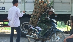 Người đàn ông đeo 130kg dứa trên vai đến bán khiến thương lái không tin vào mắt mình