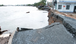 Khoảnh khắc 'hà bá' nuốt chửng 5 căn nhà ở Cần Thơ