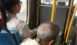 Bức ảnh cô gái không nhường ghế xe bus cho cụ ông gây tranh cãi trên MXH