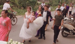 “Cô dâu cho con bú trên xe hoa” – Bức ảnh khiến ai cũng thấy rưng rưng xúc động lại có bí mật hậu trường thế này