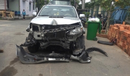 Tông liên hoàn 3 xe máy, tài xế ô tô cố thủ trong xe