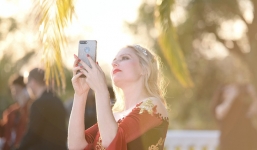 Minh tinh Pháp gây chú ý khi diện áo dài Việt trên thảm đỏ bế mạc LHP Cannes