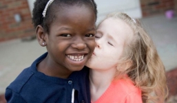 Nhận nuôi bé gái châu Phi, cặp vợ chồng không ngờ sau khi cô bé học tiếng Anh lại tiết lộ một sự thật quá khủng khiếp