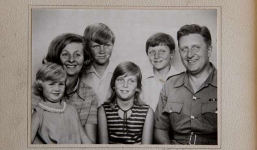 Hành trình đáng kinh ngạc của người mẹ đơn thân mang thai, nợ 600 triệu thành người giàu nhất nước Anh