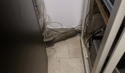 Đi sửa điều hòa, anh thợ tá hỏa khi phát hiện một quả tên lửa chống tăng trong phòng máy chủ