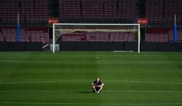 Khoảnh khắc Iniesta ngồi một mình ở Nou Camp lúc 1h sáng gây xúc động