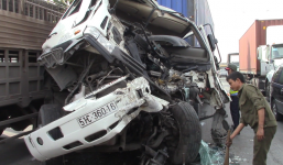 2 chiếc container va chạm kinh hoàng, bánh xe văng ra ngoài