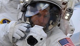 Bỏ quên thẻ nhớ camera trên trái đất, phi hành gia bảo NASA: 'Tôi sẽ về lấy sau'