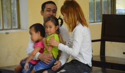 Cả gia đình ôm nhau khóc trong phiên tòa chồng tưới xăng thiêu sống vợ