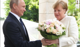 Tổng thống Putin gây tranh cãi khi tặng hoa cho Thủ tướng Merkel  