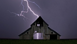 Ngồi trong nhà, 4 người ở Nghệ An bị sét đánh ngất xỉu