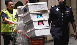 Cảnh sát Malaysia mỏi tay đếm 72 vali tiền của cựu thủ tướng Malaysia