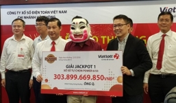 Chủ nhân Jackpot hơn 300 tỷ lộ diện, đeo mặt nạ đi nhận giải