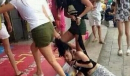 Khởi tố 3 thiếu phụ kéo tình địch lên ô tô để đánh ghen dã man