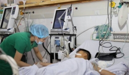 Lén mẹ nhảy xuống hồ bơi, bé trai 9 tuổi té đập đầu suýt chết đuối