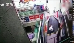 Mải mê mua sắm, cha mẹ khiến con bị mắc kẹt trong thang cuốn