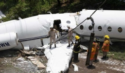 Hy hữu: Máy bay gãy làm đôi nhưng không ai thiệt mạng