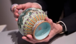 Lạ lùng chiếc bình 'bị ghét bỏ' vứt trên mái nhà có giá hàng tỷ đồng