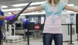 Còi báo động vang lên khi những bé gái bước qua máy quét an ninh sân bay, cảnh sát phát hiện âm mưu tàn nhẫn