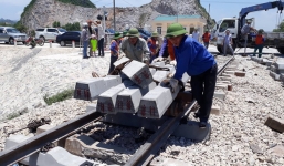 Cận cảnh khắc phục sự cố sau tai nạn tàu hỏa đâm xe ben khiến 10 người thương vong