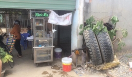 Tai nạn hy hữu: Xe tải đang chạy thì rụng bánh, văng sang bên đường đâm thủng tường nhà dân