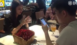 Việc nhẹ lương cao dành cho sinh viên: Bóc tôm cua cho khách, kiếm hàng chục triệu đồng mỗi tháng