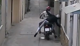 Người Sài Gòn bị cướp đi Exciter lao vào nhà giật dây chuyền trên cổ, đánh túi bụi