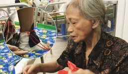 Nạn nhân bị ô tô kéo lê hàng trăm mét ở Hà Nội sau gần 2 tháng: Mẹ già đau đớn buộc chân con trai vào mép giường bệnh