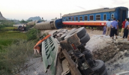 Tàu hỏa đâm xe ben lúc rạng sáng, 2 người chết, nhiều người nguy kịch
