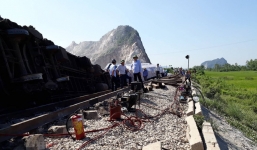 Mới nhất từ hiện trường tai nạn tàu hỏa: Hơn 2000 khách bị ảnh hưởng, gấp rút sửa đường ray