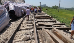Cận cảnh hàng trăm mét đường ray bị lệch sau vụ tàu hỏa đâm xe ben
